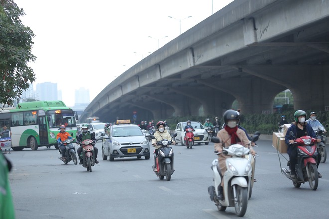 Giao thông Hà Nội ngày 26 Tết: Có nơi dễ thở lạ thường, có nơi tắc không lối thoát - Ảnh 3.