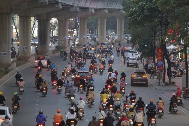 Giao thông Hà Nội ngày 26 Tết: Có nơi dễ thở lạ thường, có nơi tắc không lối thoát - Ảnh 2.