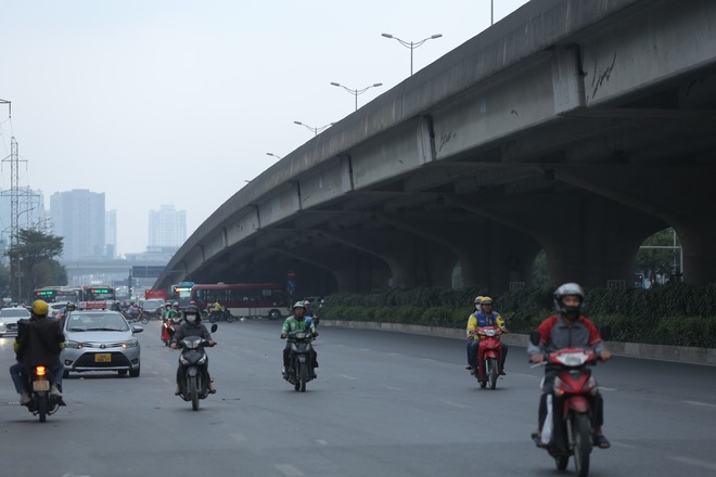 Giao thông Hà Nội ngày 26 Tết: Có nơi dễ thở lạ thường, có nơi tắc không lối thoát - Ảnh 1.