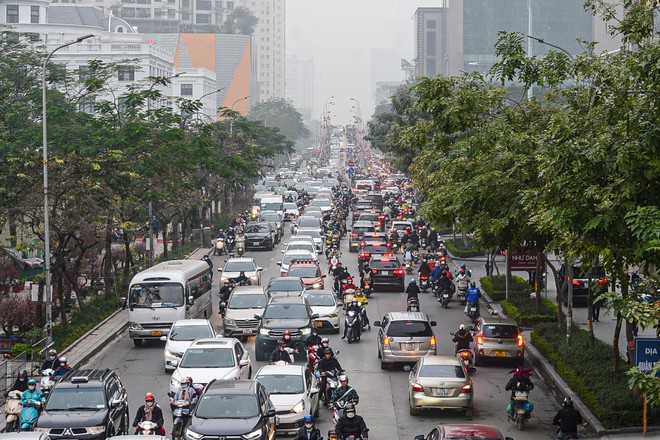 Giao th&ocirc;ng H&agrave; Nội tắc &ldquo;kh&ocirc;ng lối tho&aacute;t&rdquo; những ng&agrave;y cận Tết Nguy&ecirc;n đ&aacute;n, người d&acirc;n &ldquo;đứng im&rdquo; tại chỗ khi lưu th&ocirc;ng tr&ecirc;n đường - Ảnh 3.
