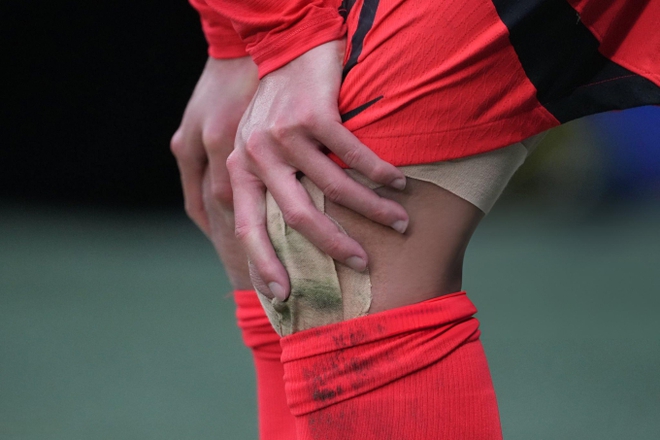 X&oacute;t xa trước h&igrave;nh ảnh Son Heung-min gắng gượng thi đấu với c&aacute;i đầu gối bị quấn băng chằng chịt - Ảnh 2.