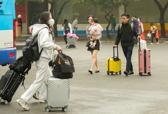 Giao th&ocirc;ng H&agrave; Nội tắc &ldquo;kh&ocirc;ng lối tho&aacute;t&rdquo; những ng&agrave;y cận Tết Nguy&ecirc;n đ&aacute;n, người d&acirc;n &ldquo;đứng im&rdquo; tại chỗ khi lưu th&ocirc;ng tr&ecirc;n đường - Ảnh 14.