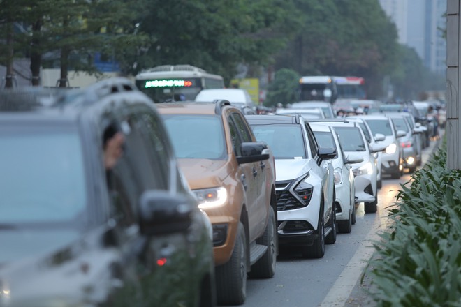 Giao thông Hà Nội ngày 26 Tết: Có nơi dễ thở lạ thường, có nơi tắc không lối thoát - Ảnh 8.