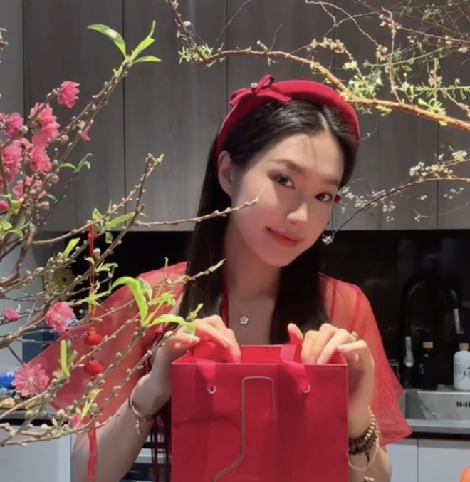 Tết của các nóc nhà cầu thủ: Người thảnh thơi sang chảnh trong căn hộ view triệu đô, người tất bật chăm con than Tết xa phết - Ảnh 1.