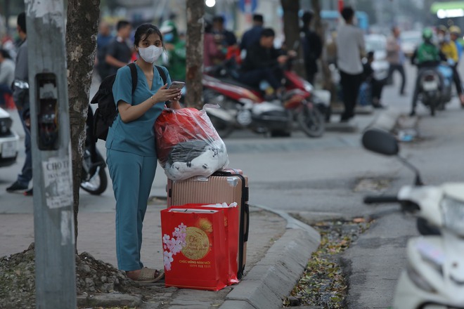 Giao thông Hà Nội ngày 26 Tết: Có nơi dễ thở lạ thường, có nơi tắc không lối thoát - Ảnh 7.