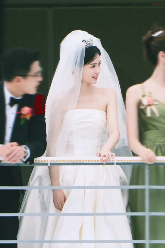 Sao nữ khoe ảnh cưới cực đẹp nhưng d&acirc;n t&igrave;nh vẫn ch&ecirc;, bị soi c&agrave; mặt qu&aacute; lố như biến th&agrave;nh người kh&aacute;c - Ảnh 2.