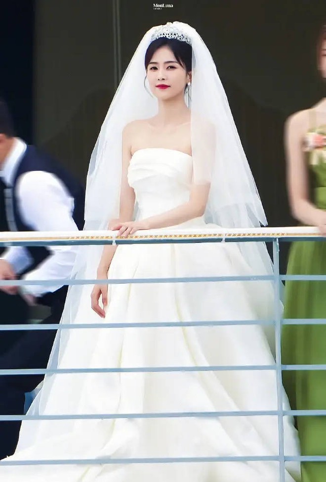 Sao nữ khoe ảnh cưới cực đẹp nhưng d&acirc;n t&igrave;nh vẫn ch&ecirc;, bị soi c&agrave; mặt qu&aacute; lố như biến th&agrave;nh người kh&aacute;c - Ảnh 4.