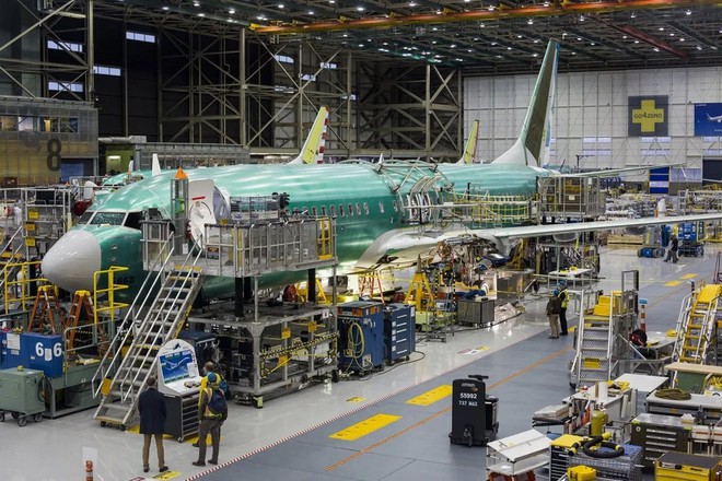 Nguồn cơn cho sự cẩu thả của Boeing: Máy bay thiếu bu lông; bên trong đầy rác và chai rượu rỗng vẫn giao cho khách hàng chính phủ - Ảnh 3.