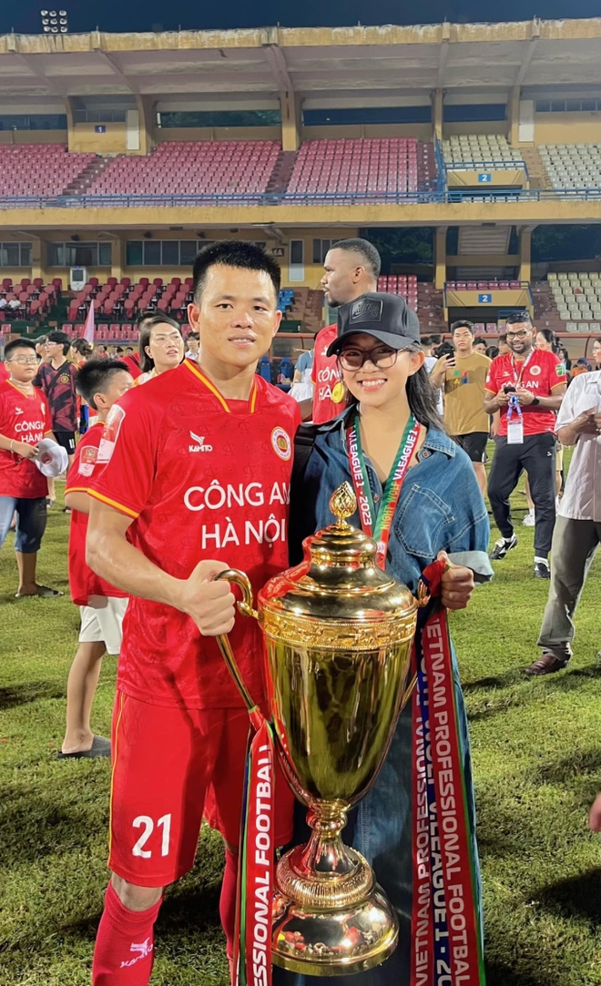 Tiền vệ đội tuyển Việt Nam đính hôn, Quang Hải, Văn Hậu lập tức vào “nhả vía cực mạnh ” chúc mừng - Ảnh 5.