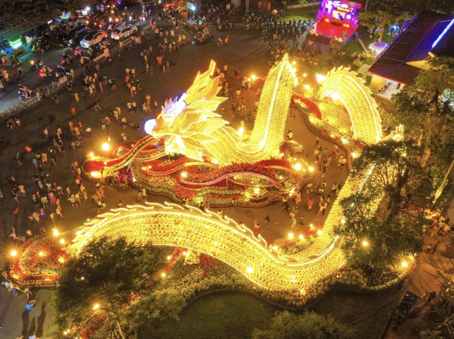 Gây trầm trồ nhất mạng xã hội lúc này: Linh vật rồng Phú Yên khổng lồ, đẹp lung linh vào ban đêm - Ảnh 1.