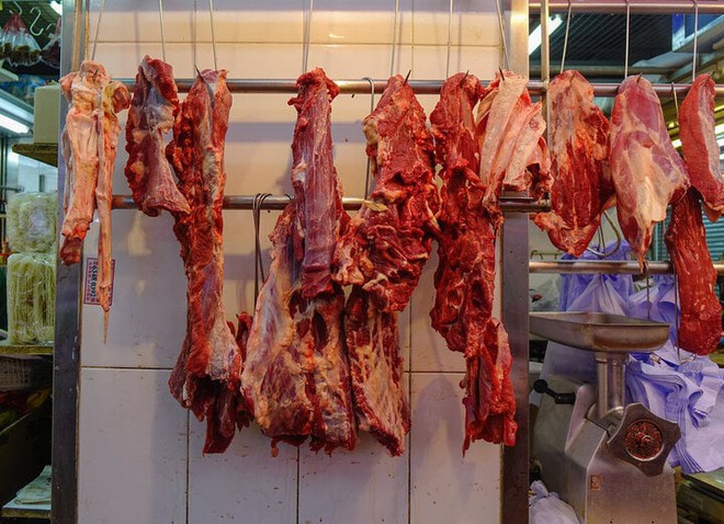 Tại sao người bán treo thịt bò lên cao nhưng lại đặt thịt lợn trên mặt bàn? - Ảnh 2.