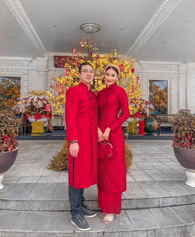 Cung điện dát vàng của vợ chồng Lan Khuê ngày Tết: Không gian ngập tràn hoa, trang trí đài phun nước bắt mắt - Ảnh 6.