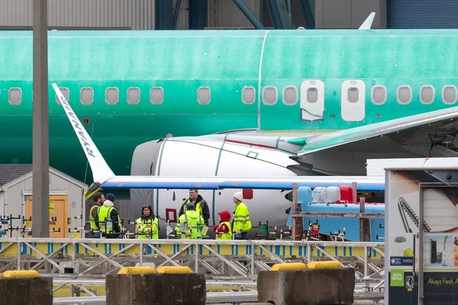 Nguồn cơn cho sự cẩu thả của Boeing: Máy bay thiếu bu lông; bên trong đầy rác và chai rượu rỗng vẫn giao cho khách hàng chính phủ - Ảnh 2.