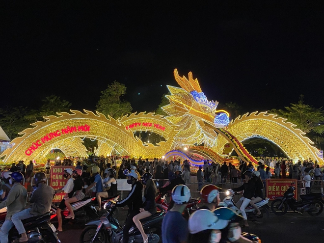 Gây trầm trồ nhất mạng xã hội lúc này: Linh vật rồng Phú Yên khổng lồ, đẹp lung linh vào ban đêm - Ảnh 8.