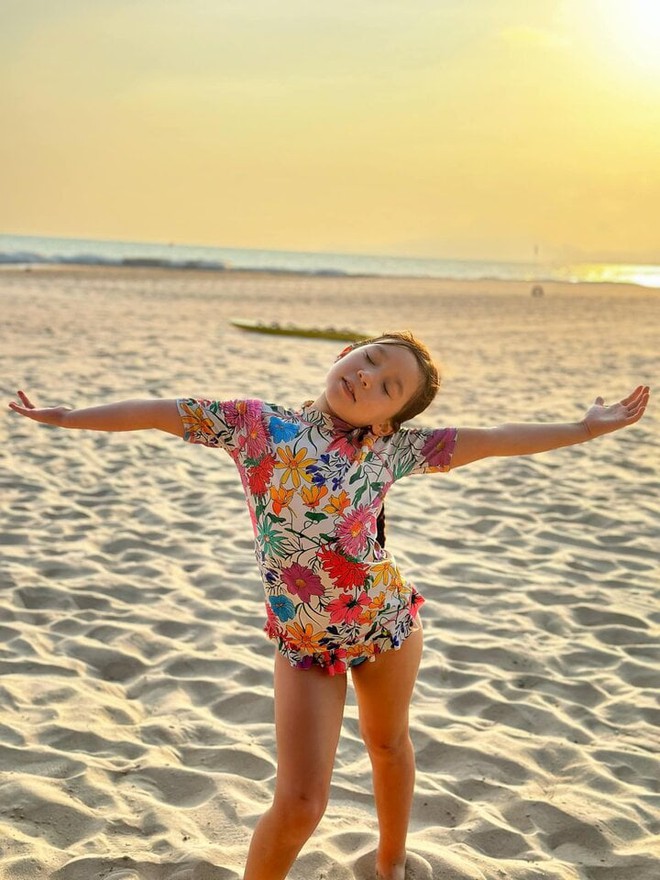 H&agrave; Anh tự tin diện bikini, khoe bụng bầu 6 th&aacute;ng - Ảnh 6.