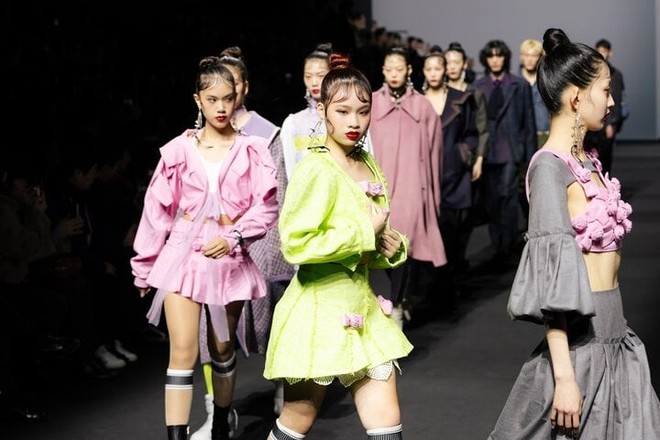 Mẫu nhí Almira Bảo Hà khoe chân dài 1,1m ở Seoul Fashion Week - Ảnh 2.
