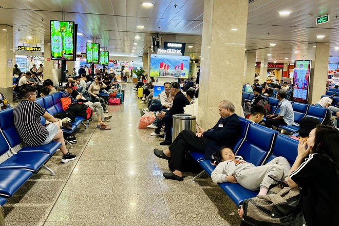 Sân bay Tân Sơn Nhất đông nghịt sáng 27 Tết, nhiều người đến sớm 4 tiếng để làm thủ tục - Ảnh 7.