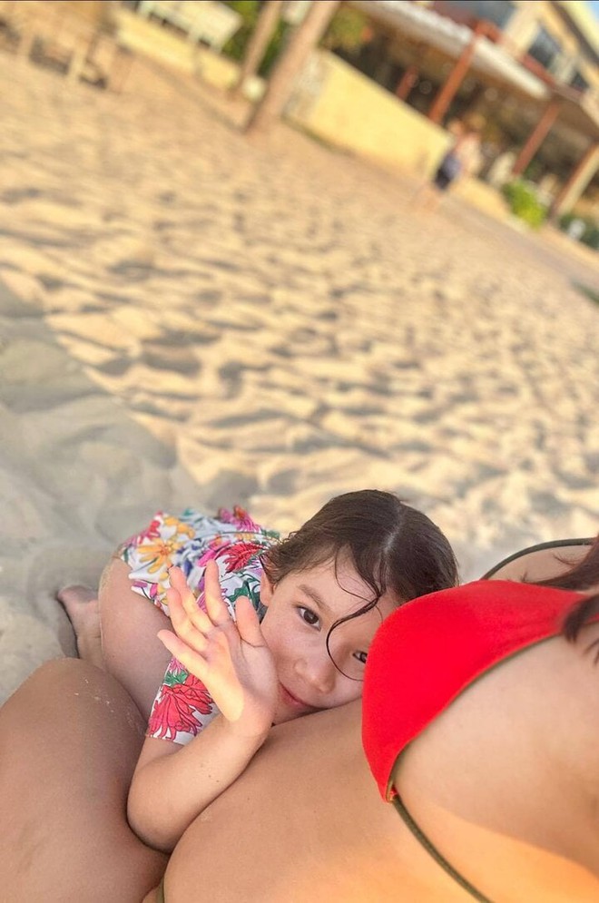 H&agrave; Anh tự tin diện bikini, khoe bụng bầu 6 th&aacute;ng - Ảnh 5.