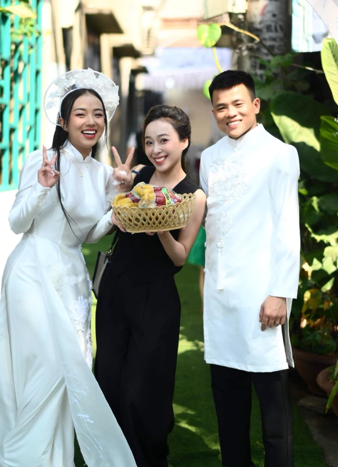 Tiền vệ đội tuyển Việt Nam đính hôn, Quang Hải, Văn Hậu lập tức vào “nhả vía cực mạnh ” chúc mừng - Ảnh 2.