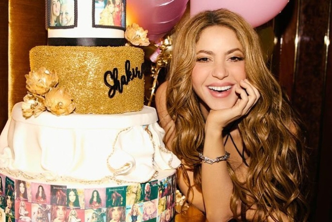 Sinh nhật trái ngược của Pique và vợ cũ Shakira - Ảnh 1.