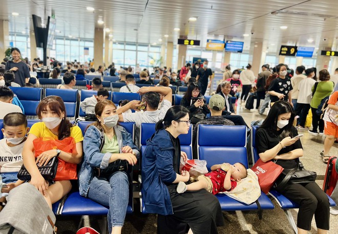Sân bay Tân Sơn Nhất đông nghịt sáng 27 Tết, nhiều người đến sớm 4 tiếng để làm thủ tục - Ảnh 6.