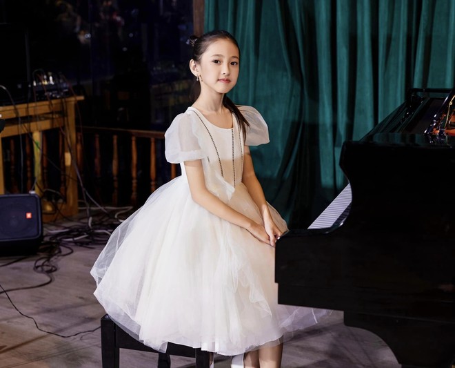 Không chỉ múa ballet, cưỡi ngựa xuất sắc, con gái Hà Kiều Anh còn gây thương nhớ khi biểu diễn bộ môn nghệ thuật piano - Ảnh 4.