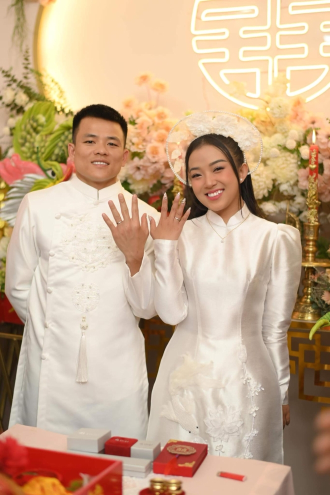 Tiền vệ đội tuyển Việt Nam đính hôn, Quang Hải, Văn Hậu lập tức vào “nhả vía cực mạnh ” chúc mừng - Ảnh 1.