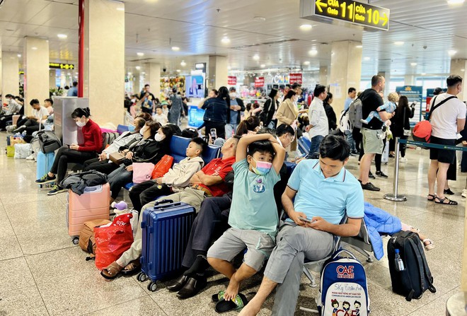 Sân bay Tân Sơn Nhất đông nghịt sáng 27 Tết, nhiều người đến sớm 4 tiếng để làm thủ tục - Ảnh 5.
