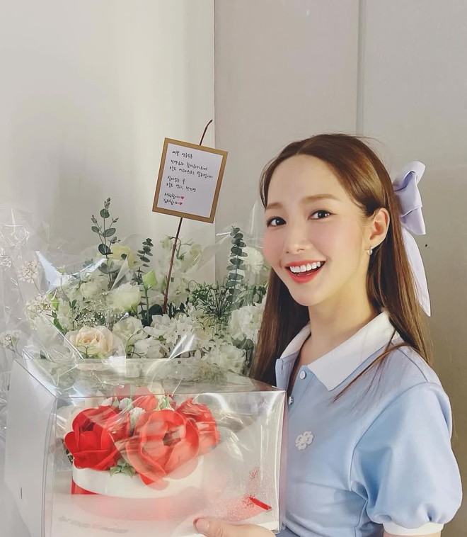 6 kiểu t&oacute;c trẻ trung n&agrave;ng c&ocirc;ng sở c&oacute; thể học từ Park Min Young - Ảnh 6.