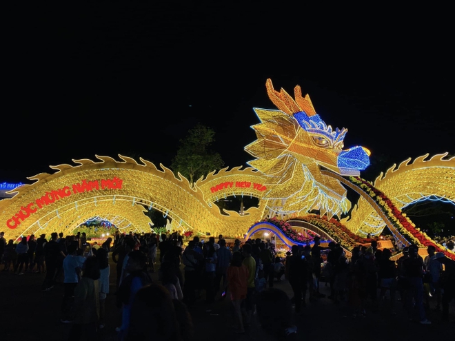 Gây trầm trồ nhất mạng xã hội lúc này: Linh vật rồng Phú Yên khổng lồ, đẹp lung linh vào ban đêm - Ảnh 4.