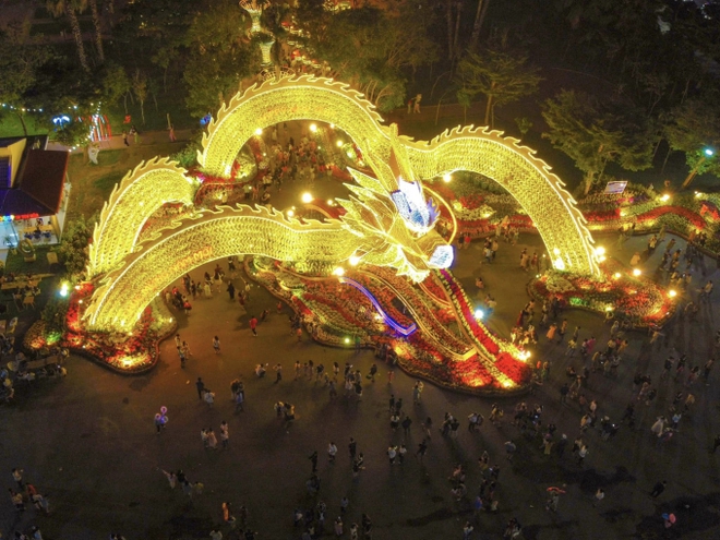 Gây trầm trồ nhất mạng xã hội lúc này: Linh vật rồng Phú Yên khổng lồ, đẹp lung linh vào ban đêm - Ảnh 3.