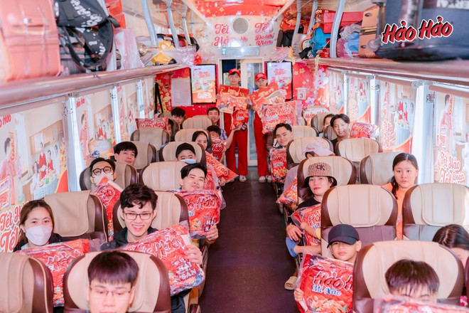 Hàng nghìn phần quà “Tết Hảo” được trao đi: Sắc đỏ Hảo Hảo rộn ràng khắp các bến xe, bến tàu trước thềm giao thừa - Ảnh 4.
