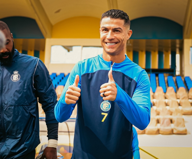 Ronaldo đăng ảnh khoe sinh nhật lần thứ 39, fan ngỡ ngàng trước chiều cao khó tin của cậu con trai cả - Ảnh 4.