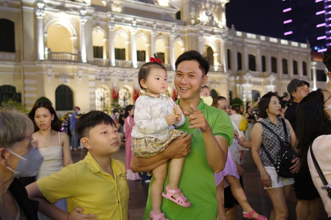 Chen nhau đi đường hoa Nguyễn Huệ trong đêm khai mạc: “Đông mà vui, rồng đẹp hoành tráng!” - Ảnh 2.