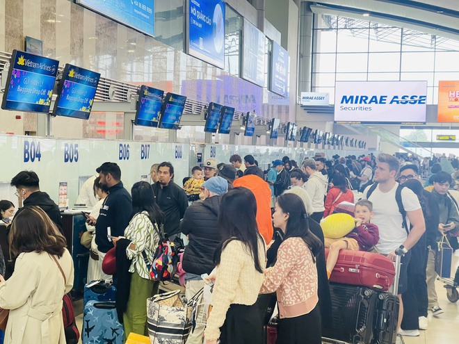 Sân bay Nội Bài đông nghẹt ngày 28 Tết, hành khách vạ vật, nằm ngồi la liệt - Ảnh 3.