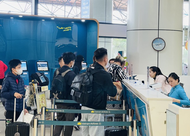 Sân bay Nội Bài đông nghẹt ngày 28 Tết, hành khách vạ vật, nằm ngồi la liệt - Ảnh 17.