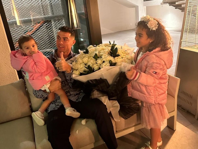 Ronaldo đăng ảnh khoe sinh nhật lần thứ 39, fan ngỡ ngàng trước chiều cao khó tin của cậu con trai cả - Ảnh 2.