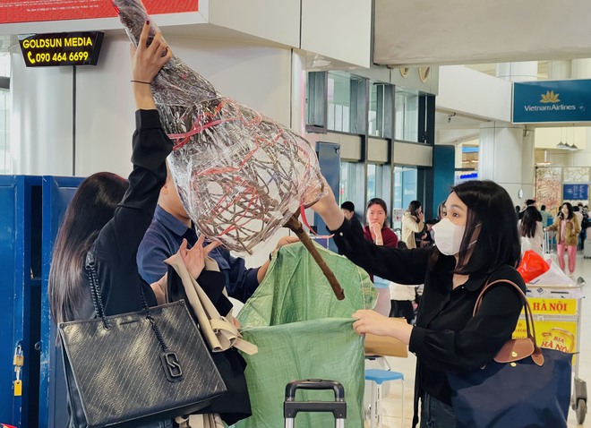 Sân bay Nội Bài đông nghẹt ngày 28 Tết, hành khách vạ vật, nằm ngồi la liệt - Ảnh 15.