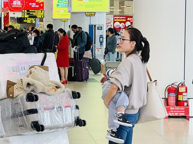 Sân bay Nội Bài đông nghẹt ngày 28 Tết, hành khách vạ vật, nằm ngồi la liệt - Ảnh 12.