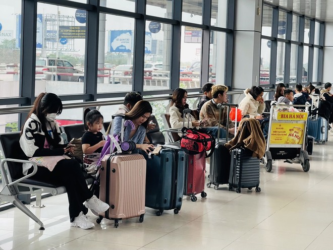 Sân bay Nội Bài đông nghẹt ngày 28 Tết, hành khách vạ vật, nằm ngồi la liệt - Ảnh 10.