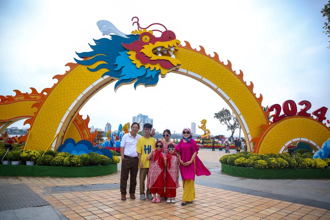 View - Du khách đổ xô đến chụp ảnh với dàn linh vật rồng đẹp sắc sảo tại đường hoa Tết Đà Nẵng