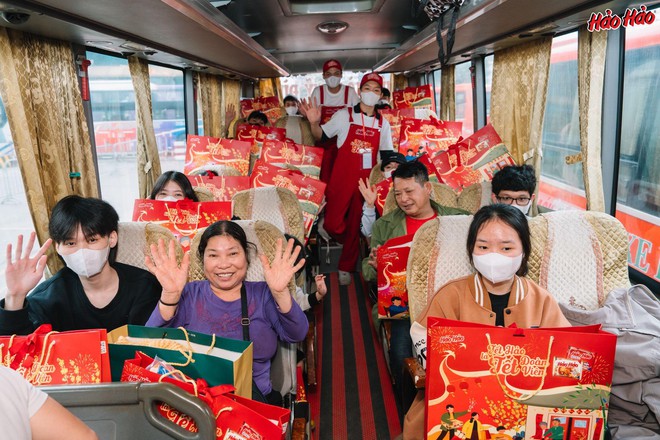 Hàng nghìn phần quà “Tết Hảo” được trao đi: Sắc đỏ Hảo Hảo rộn ràng khắp các bến xe, bến tàu trước thềm giao thừa - Ảnh 1.