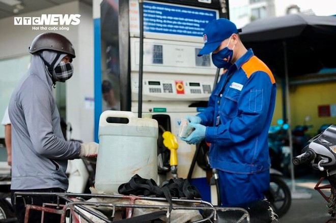 Gi&aacute; xăng trong nước c&oacute; thể giảm sau 4 lần tăng li&ecirc;n tiếp - Ảnh 1.
