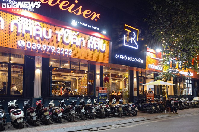 H&agrave; Nội: Kh&aacute;ch tụ tập chia tay năm Qu&yacute; M&atilde;o, qu&aacute;n ăn chật như n&ecirc;m - Ảnh 17.