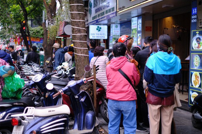 29 Tết, người Hà Nội xếp hàng dài mua bánh chưng, giò chả trên phố Hàng Bông - Ảnh 5.