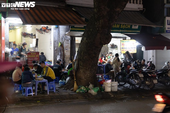 H&agrave; Nội: Kh&aacute;ch tụ tập chia tay năm Qu&yacute; M&atilde;o, qu&aacute;n ăn chật như n&ecirc;m - Ảnh 5.