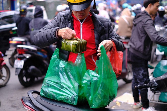 29 Tết, người Hà Nội xếp hàng dài mua bánh chưng, giò chả trên phố Hàng Bông - Ảnh 11.