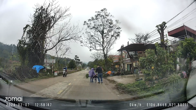 Đang l&aacute;i xe th&igrave; thấy em b&eacute; ra giữa đường, t&agrave;i xế vội bế l&ecirc;n nhưng CĐM cảnh b&aacute;o: C&acirc;n nhắc kỹ! - Ảnh 4.