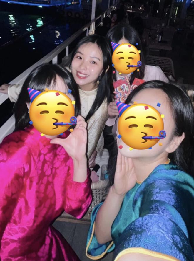 Lộ ảnh hiếm hoi của Vi&ecirc;n Minh - vợ C&ocirc;ng Phượng diện &aacute;o d&agrave;i đ&oacute;n tết - Ảnh 1.