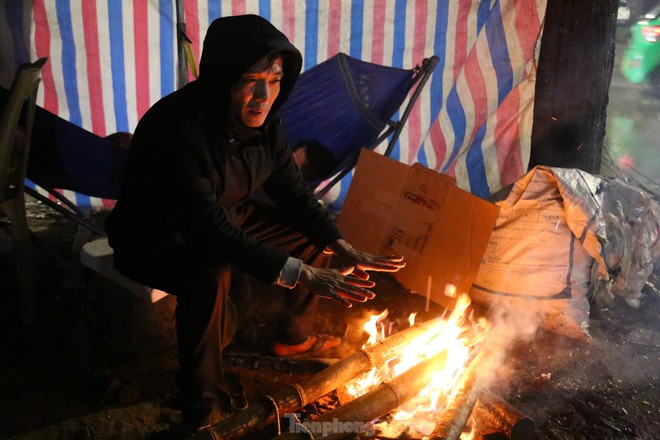 Tiểu thương b&aacute;n đ&agrave;o, quất co ro trong mưa r&eacute;t ng&oacute;ng kh&aacute;ch đ&ecirc;m 29 th&aacute;ng Chạp - Ảnh 18.